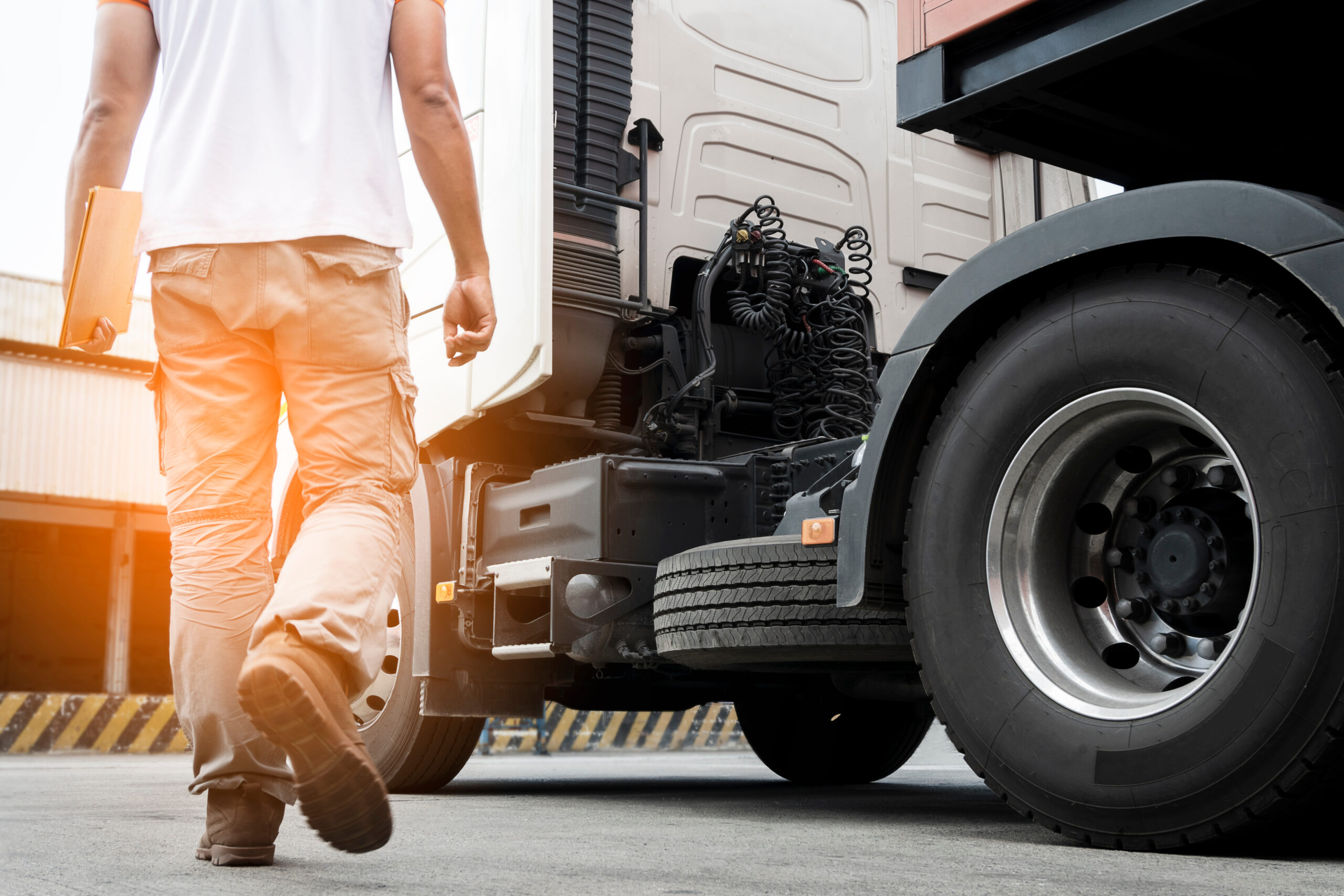 Fahrer prüft Truck vor Fahrtbeginn | Zusatzscheinwerfer