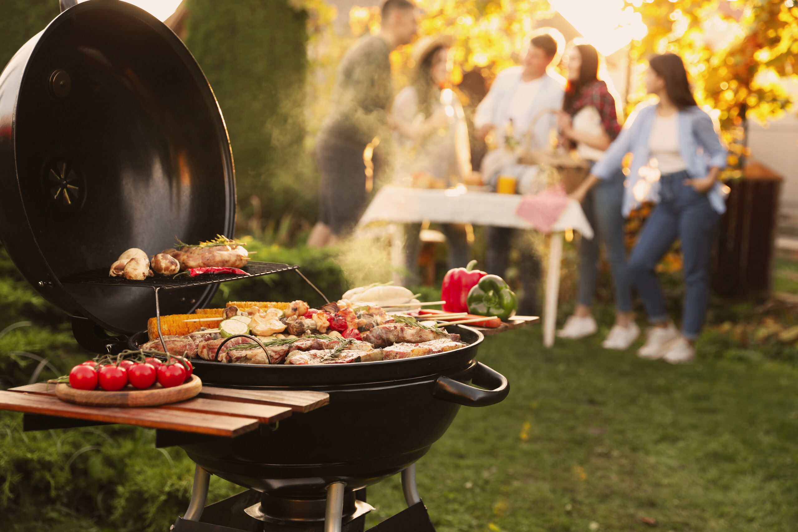 Feuerplatte Grillabend mit Freunden im Garten