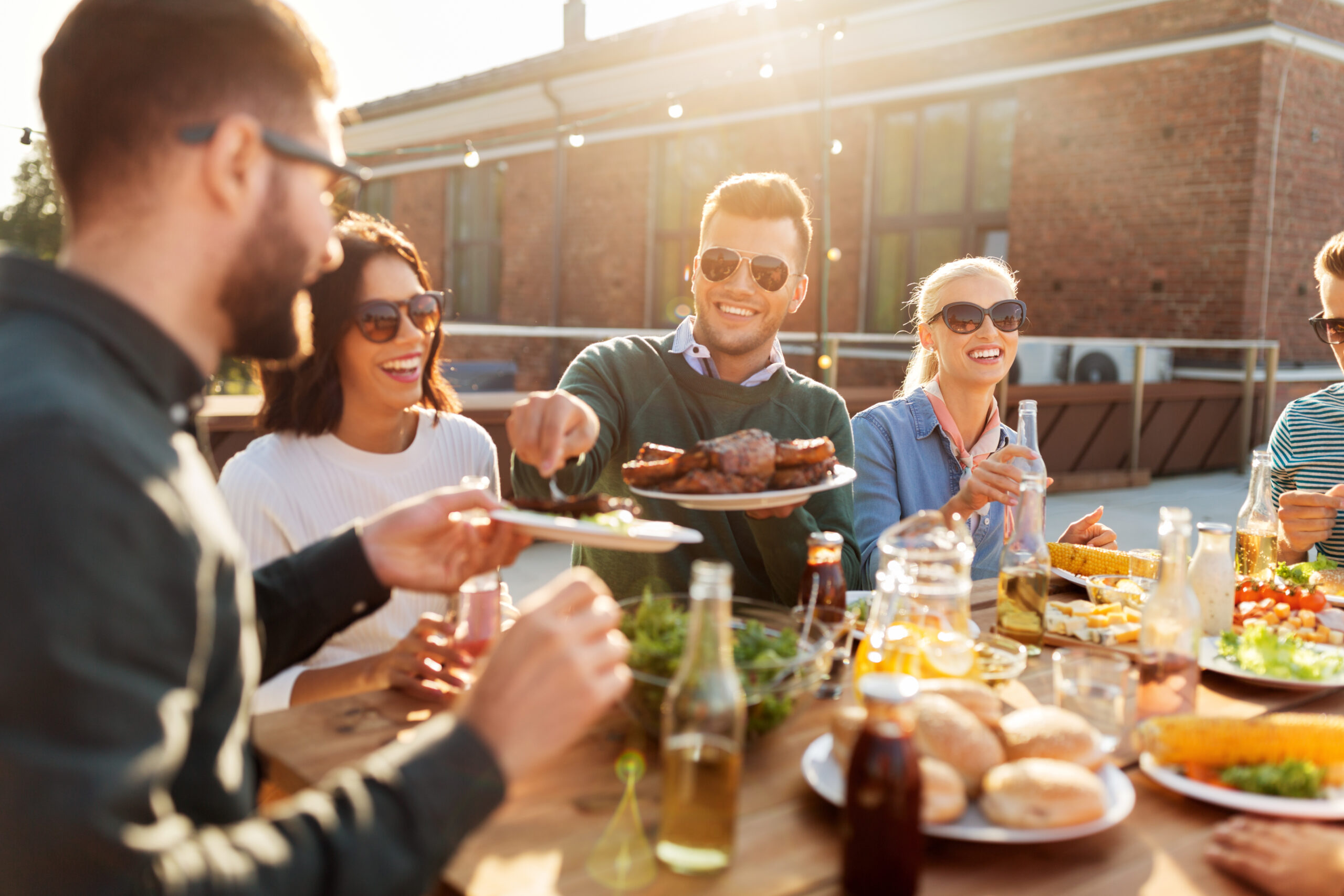 Feuerplatte Abendessen auf Terrasse mit Freunden