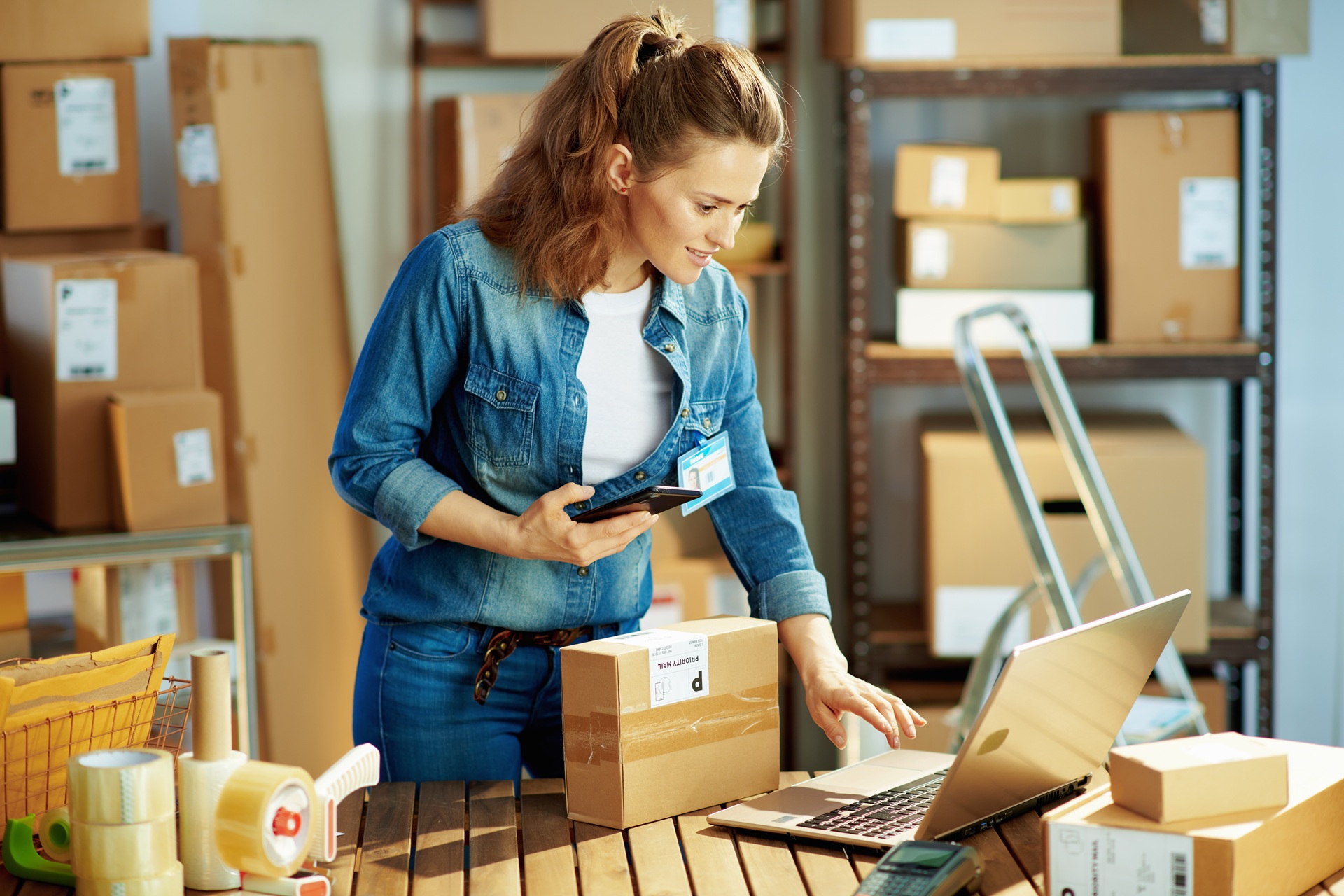 Versandvorbereitung im E-Commerce Lager | Amazon Full Service Agentur  