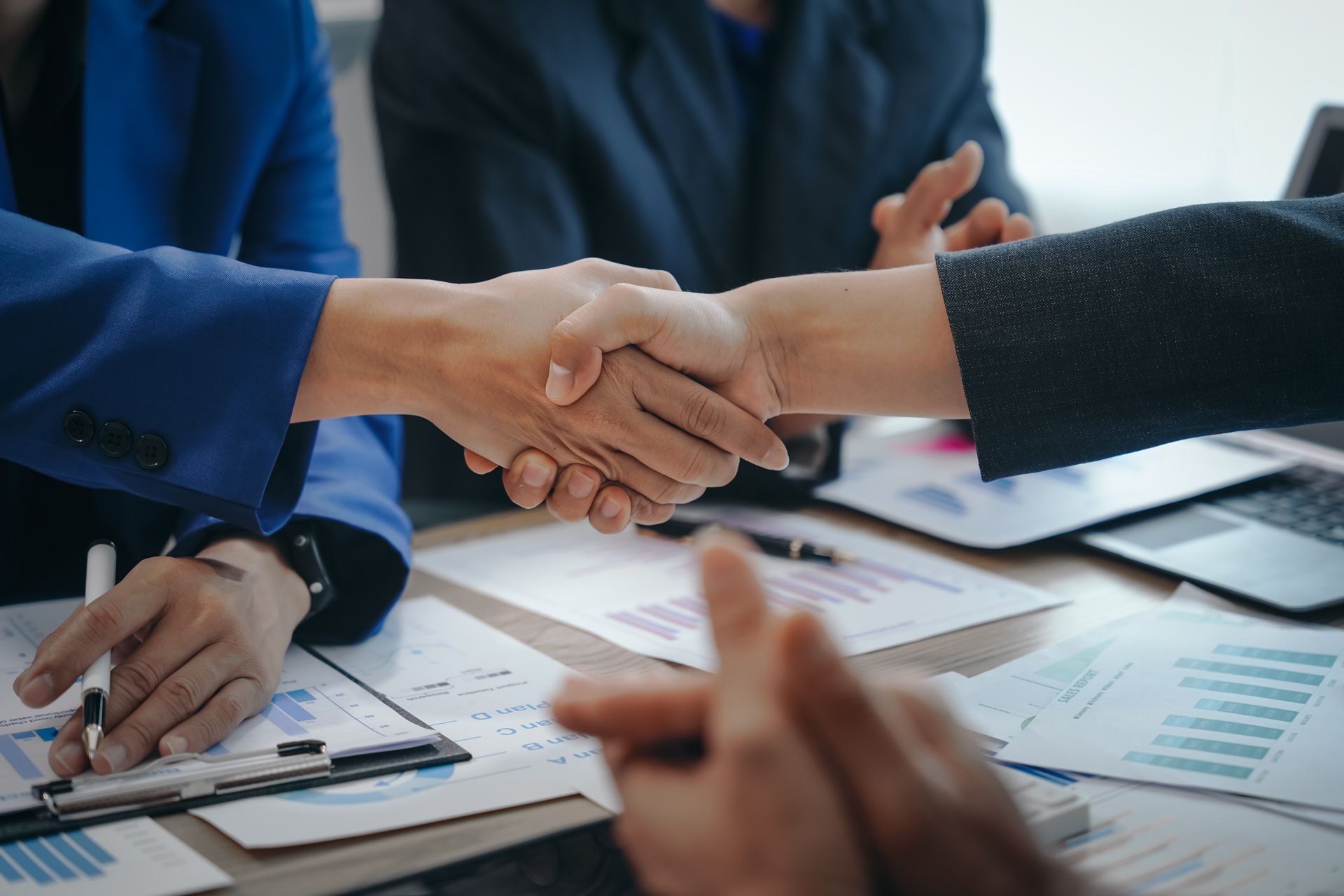 Business-Handshake bei Vertragsabschluss | Personalberater Energie  