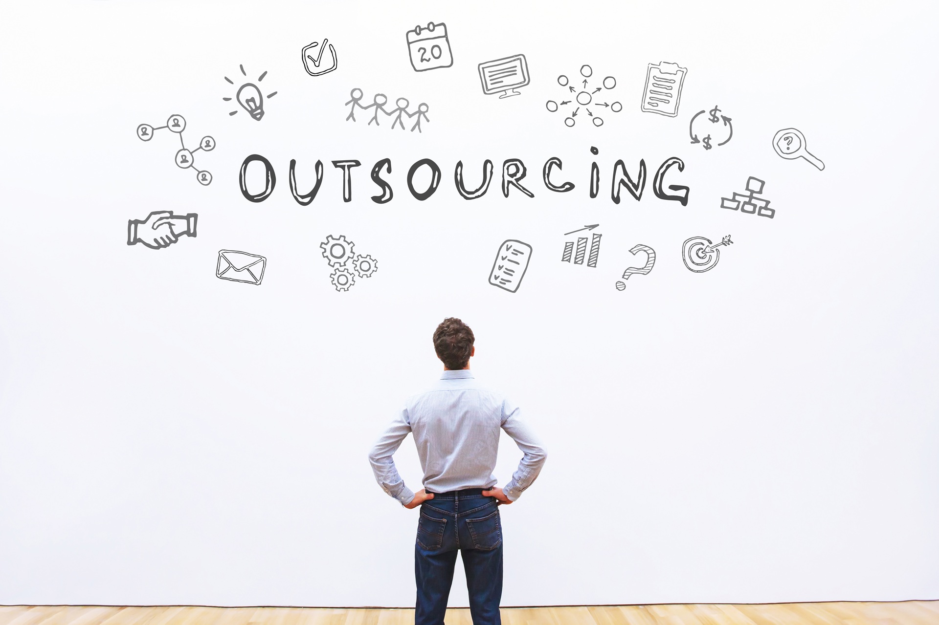 Mann betrachtet Outsourcing-Symbole | Personalberater Energie  