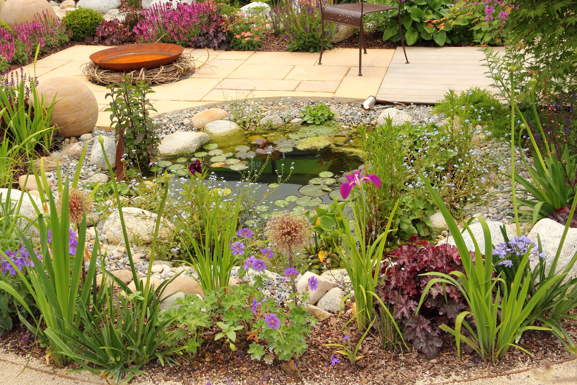 Naturnaher Gartenteich mit Kies und Blumen | Stelen Garten