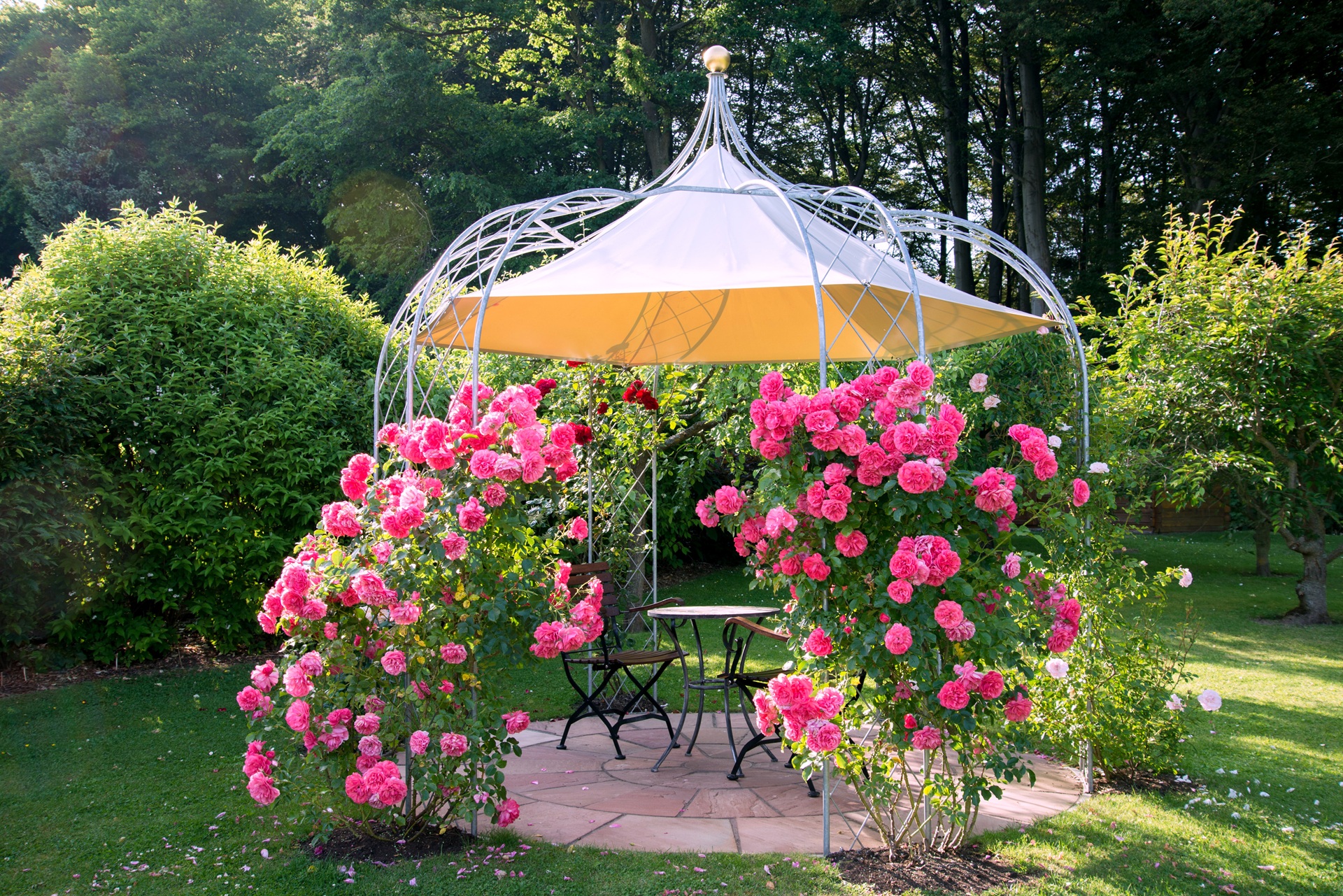 Pavillon mit rankenden Rosen und Sitzgruppe | Stelen Garten