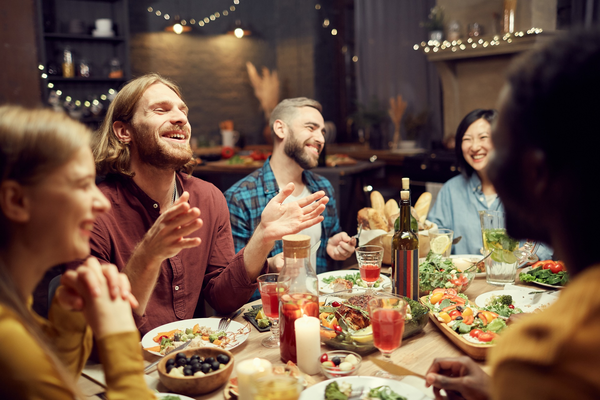 Freunde genießen gemeinsames Dinner mit Wein | Weingut Bassermann Jordan