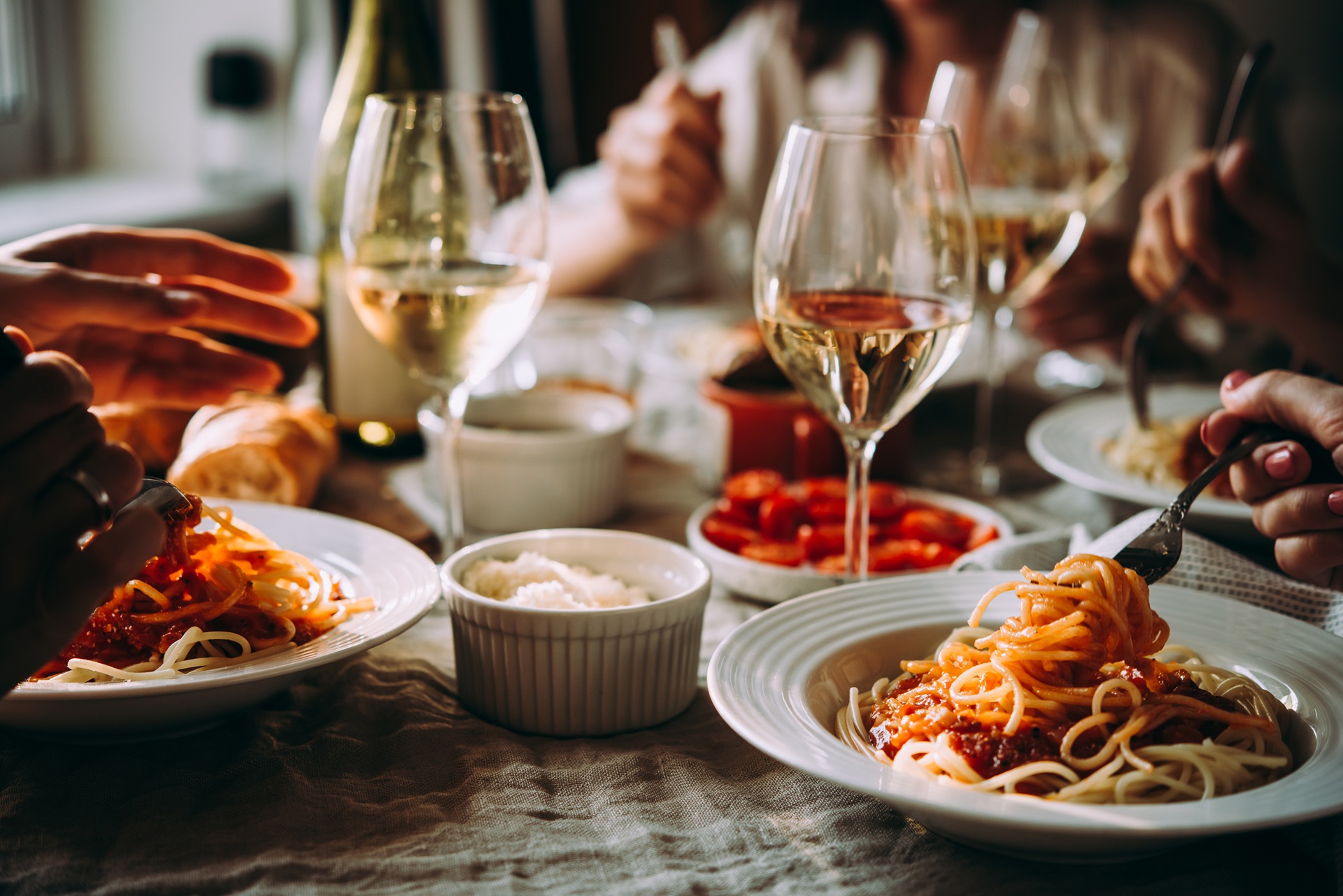 Spaghetti und Weißwein bei gemütlichem Dinner | Weingut Bassermann Jordan