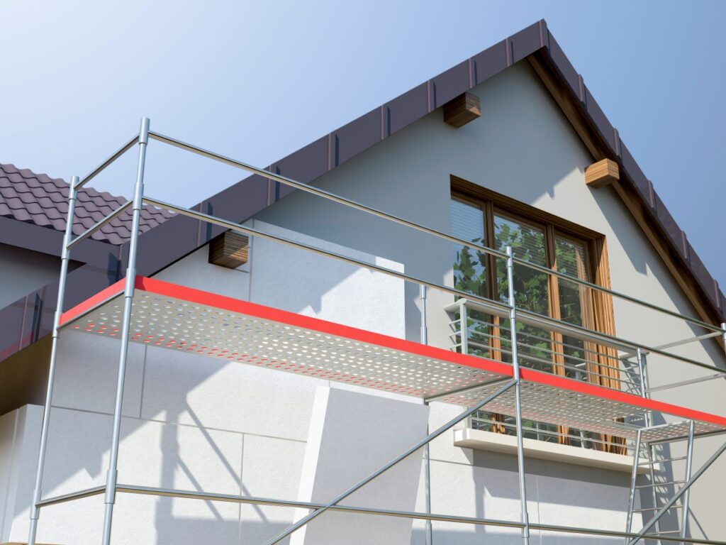 Dachbeschichtung geplant: Einfamilienhaus mit Baugerüst zur Vorbereitung auf Instandhaltungsmaßnahmen am Dach