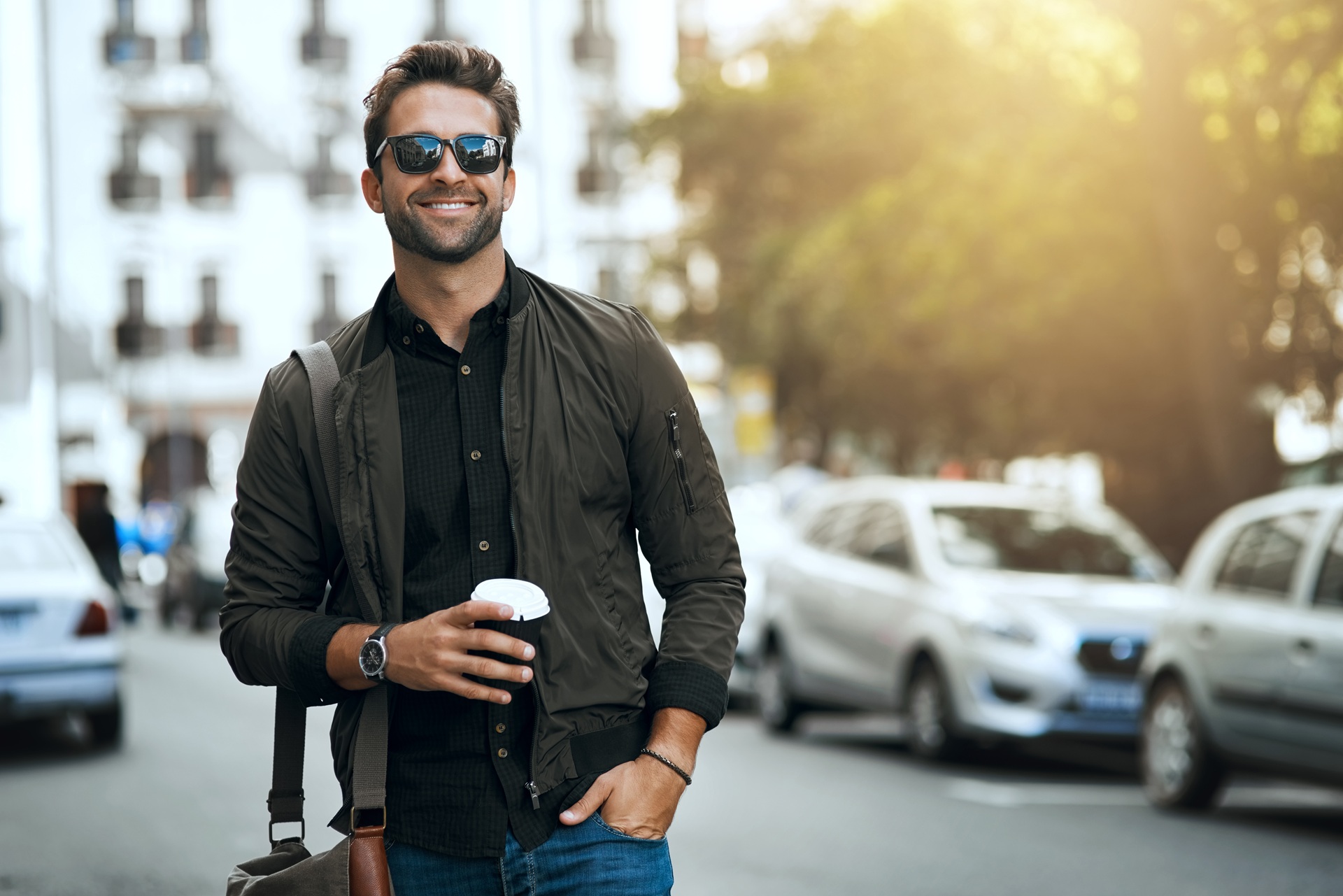 Lächelnder Mann mit Sonnenbrille und Kaffee | Escort Mannheim
