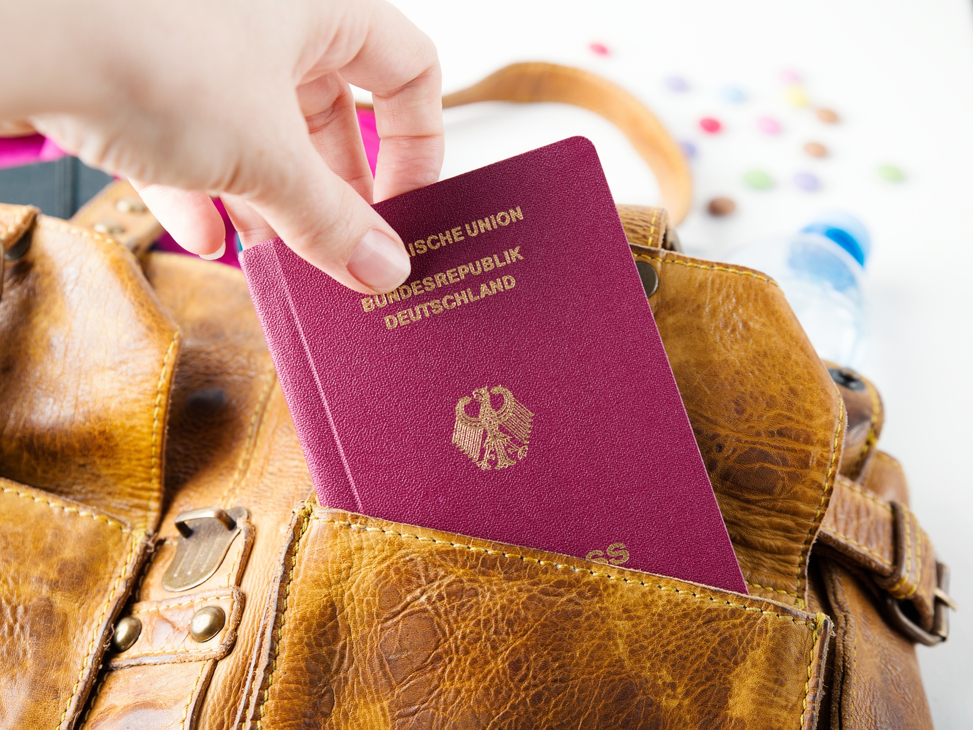 Hand mit deutschem Reisepass in Ledertasche | Escort Mannheim