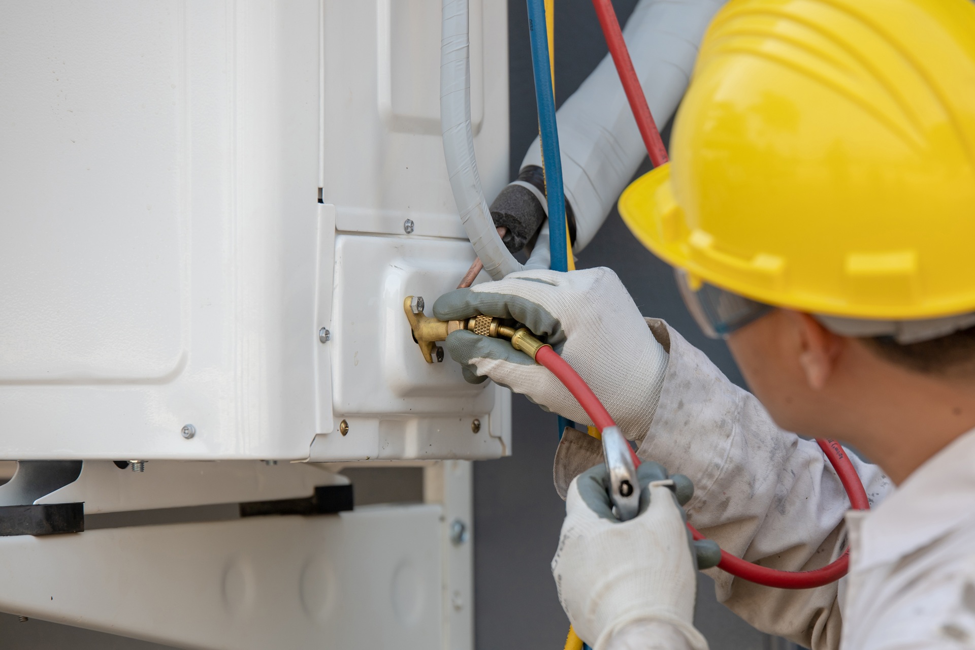 Techniker führt Wartung an Klimaanlage durch | Enthärtungsanlage