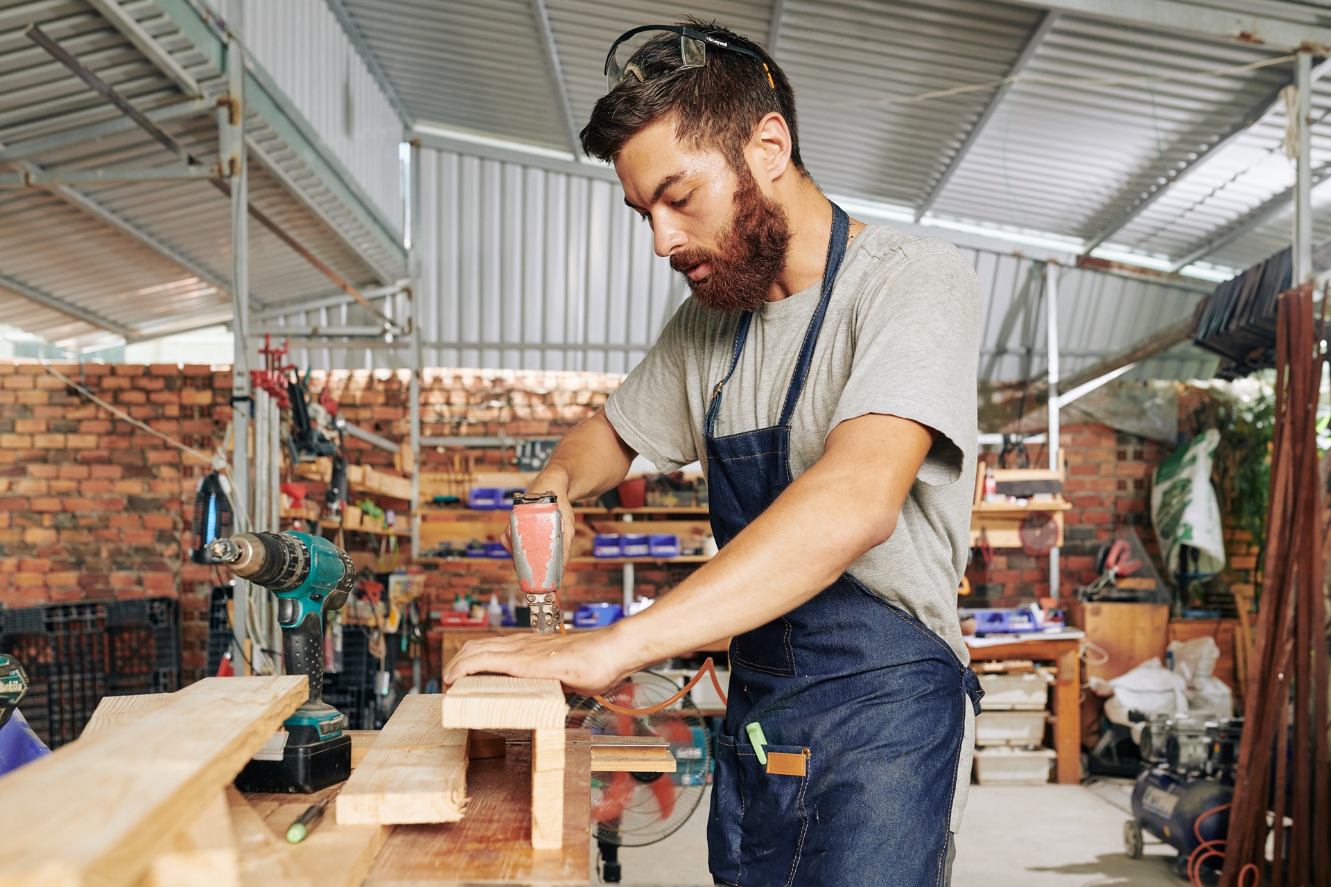 Handwerker bearbeitet Holz an Werkbank | Bodenmarkierung